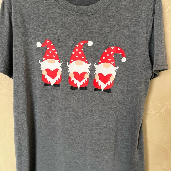 Ladies Women’s Gnome Heather Gray T-shirt Large 3 Gnomes Holding Hearts - Picture 2 of 10
